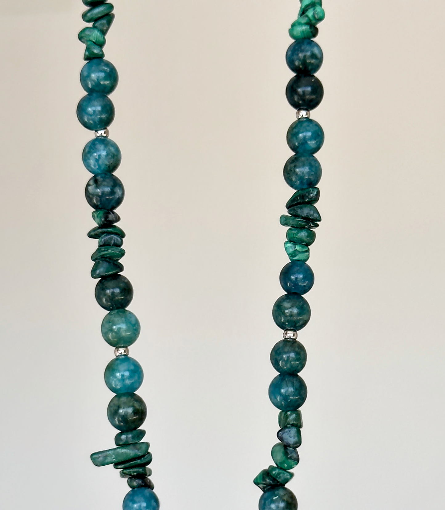Collar de piedras con el mar