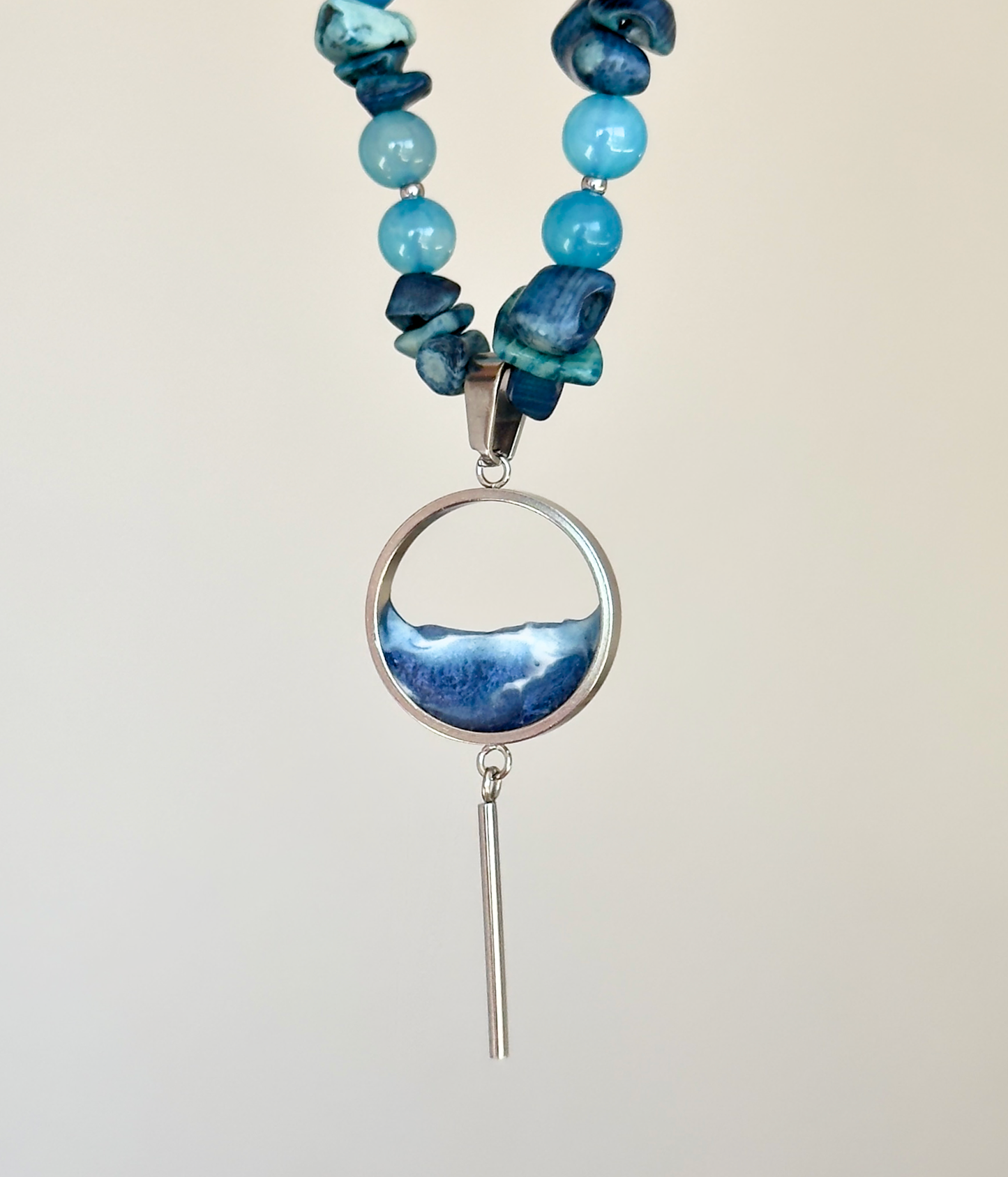 Collar de piedras con el mar