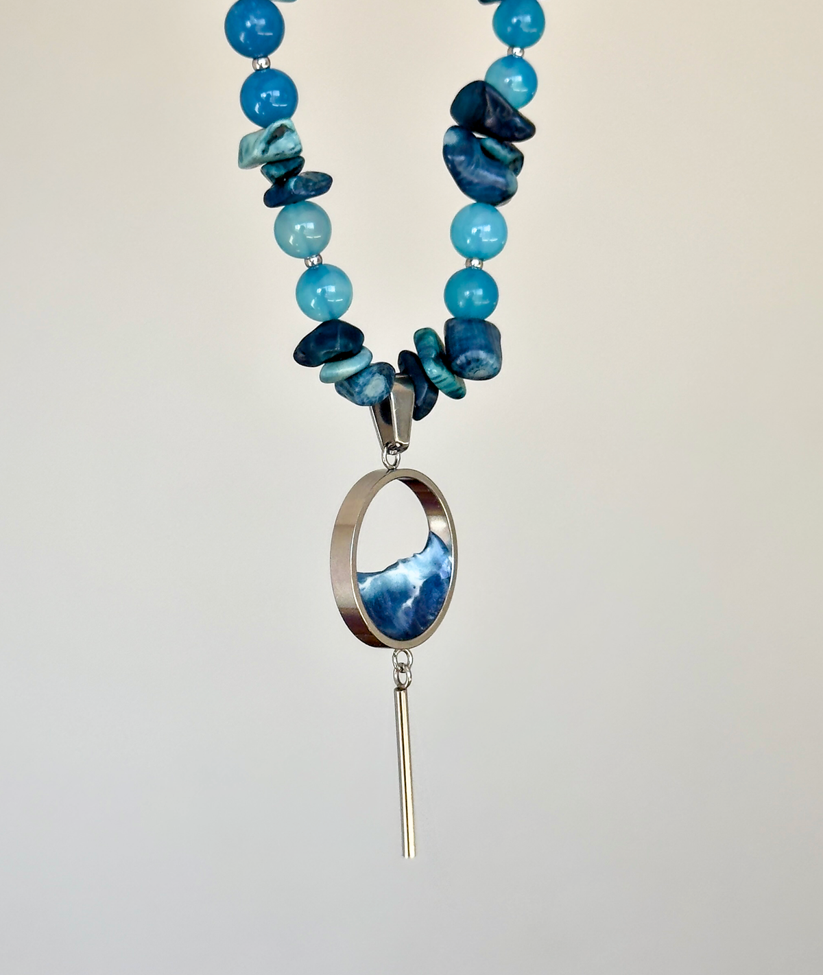 Collar de piedras con el mar