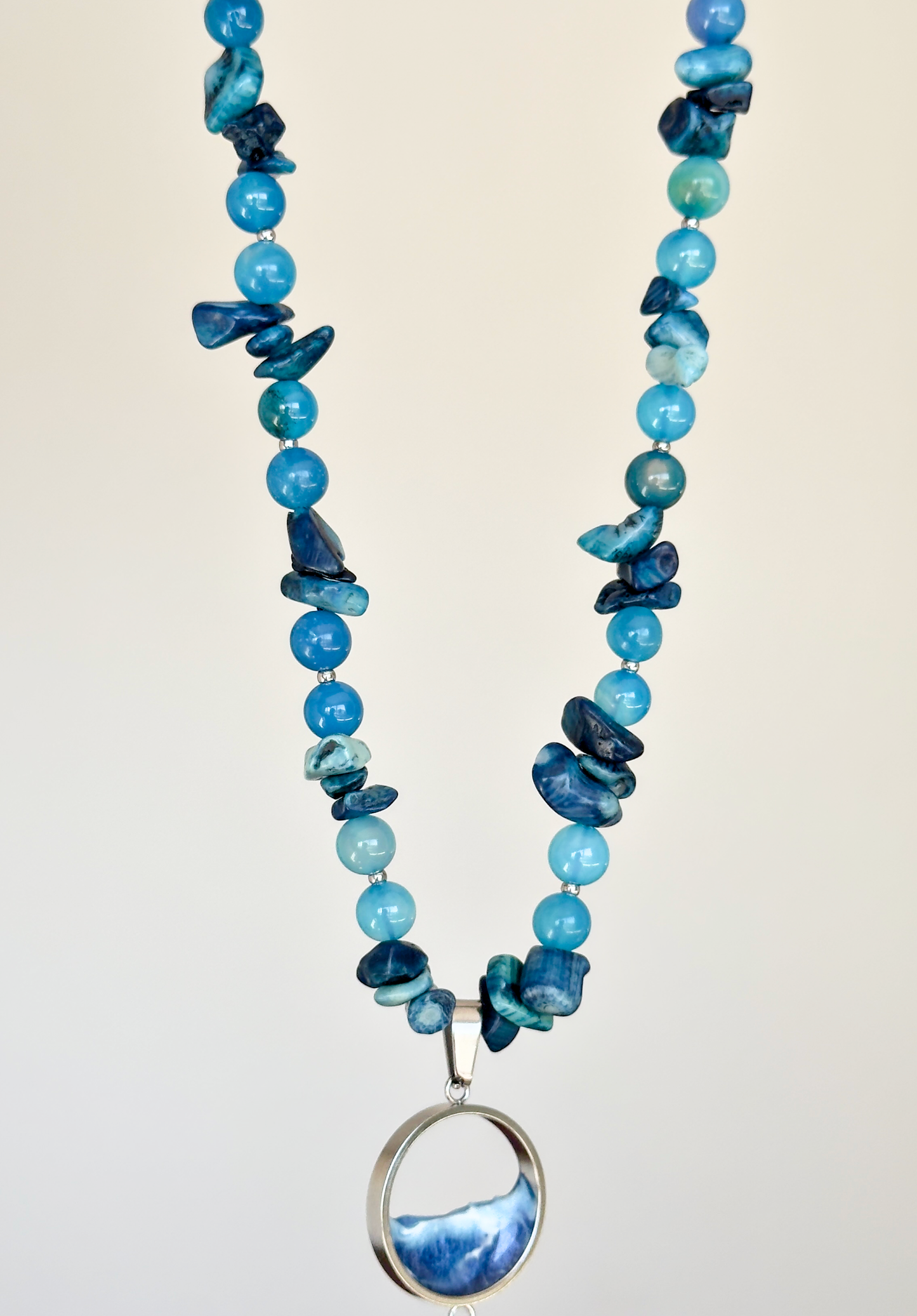 Collar de piedras con el mar