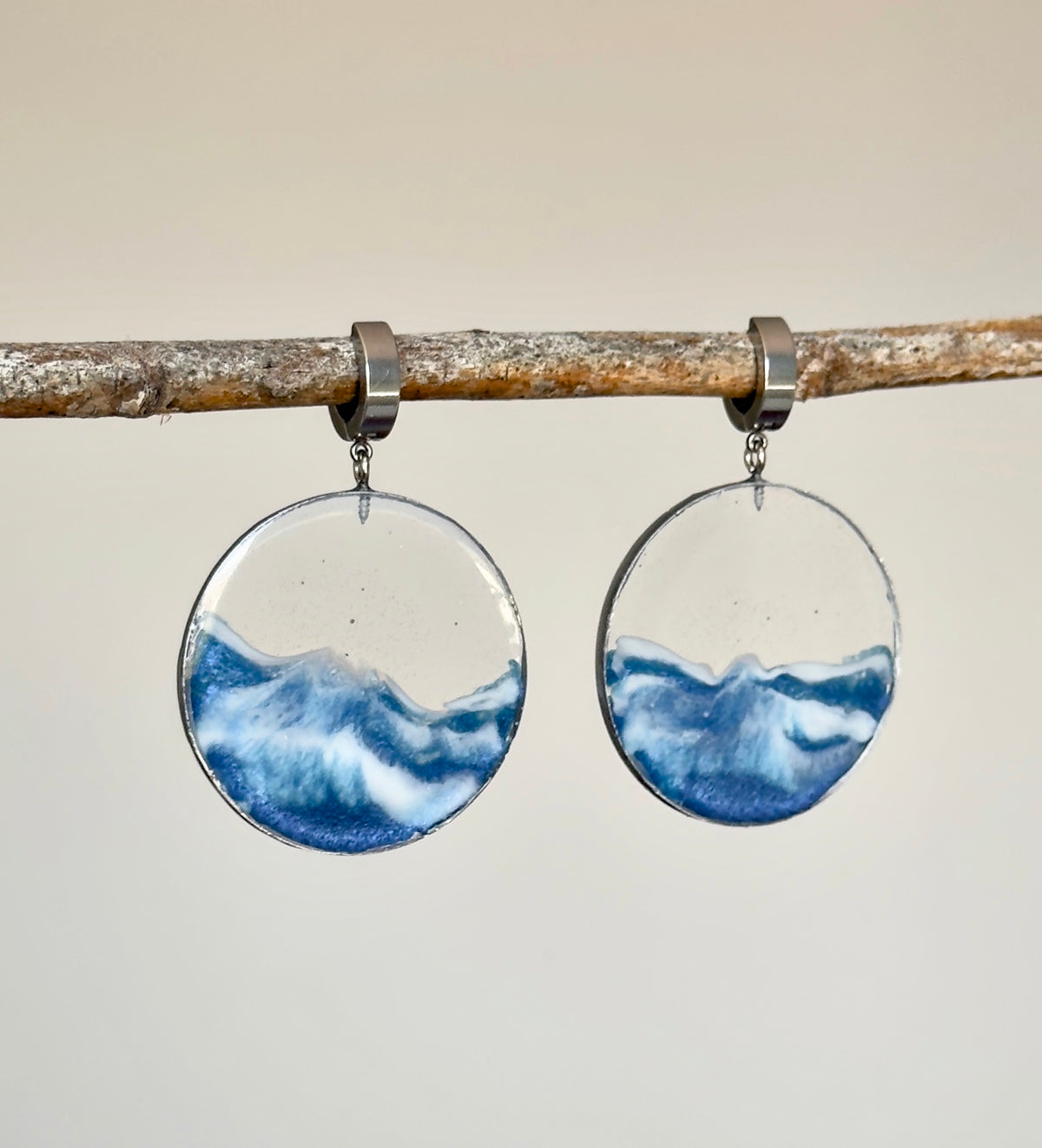 Pendientes redondos transparentes con motivo marino