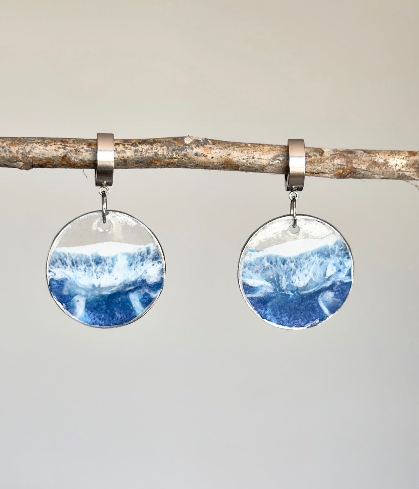 Pendientes redondos transparentes con motivo marino