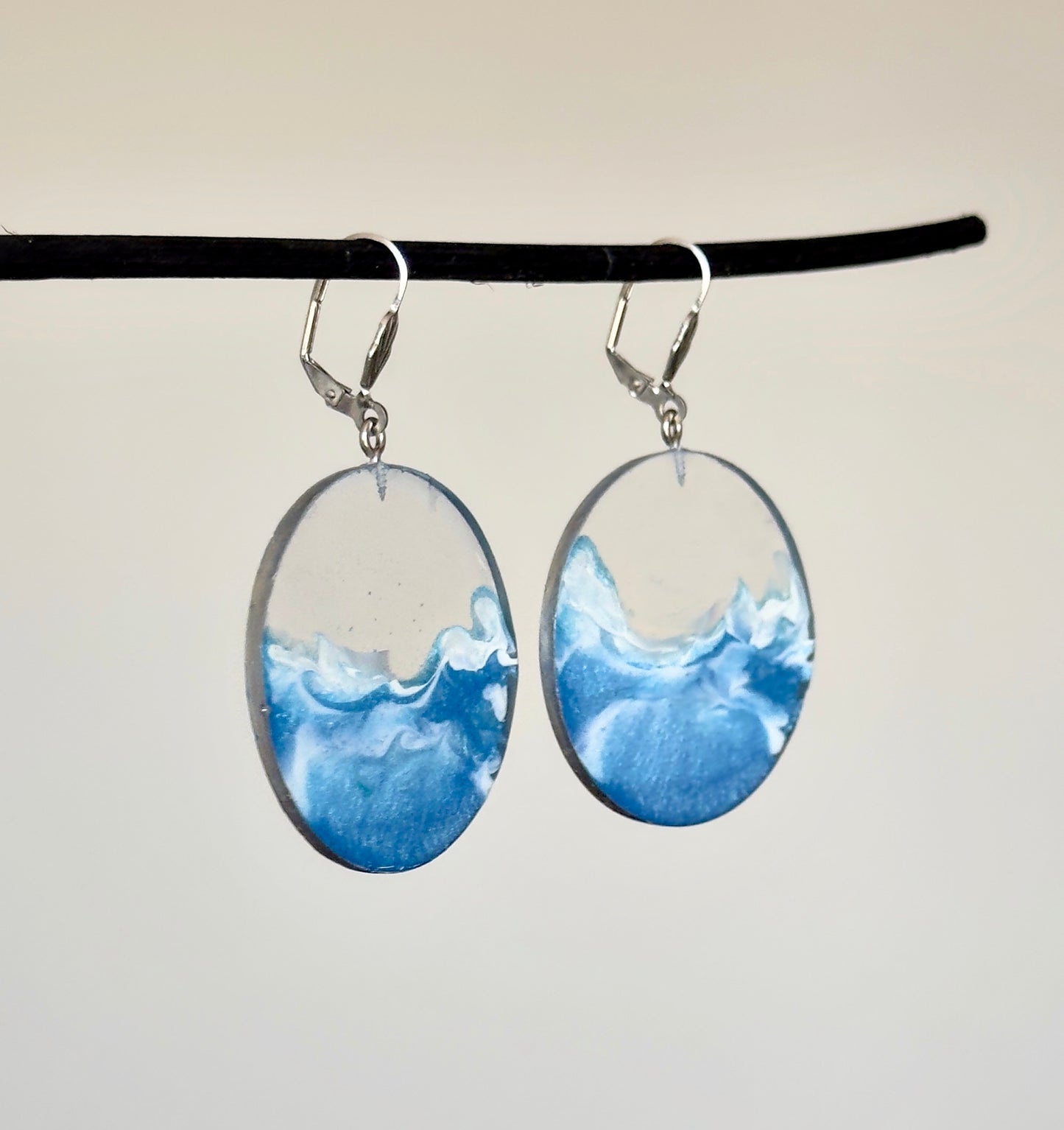 Pendientes redondos transparentes con motivo marino