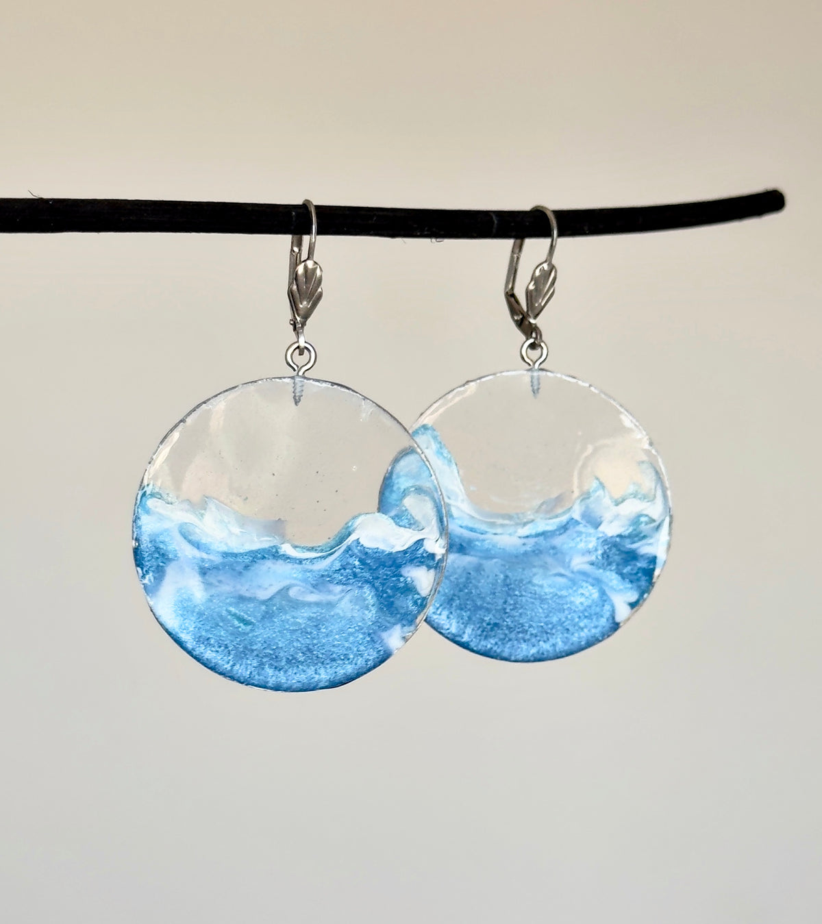 Pendientes redondos transparentes con motivo marino