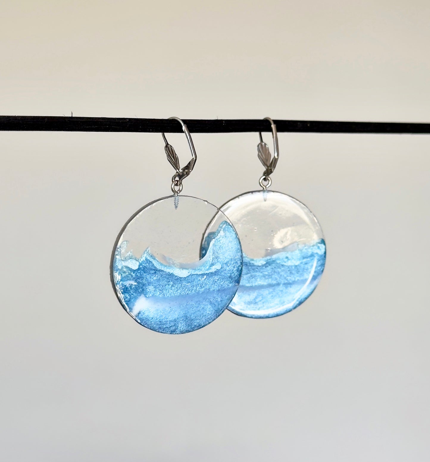Pendientes redondos transparentes con motivo marino