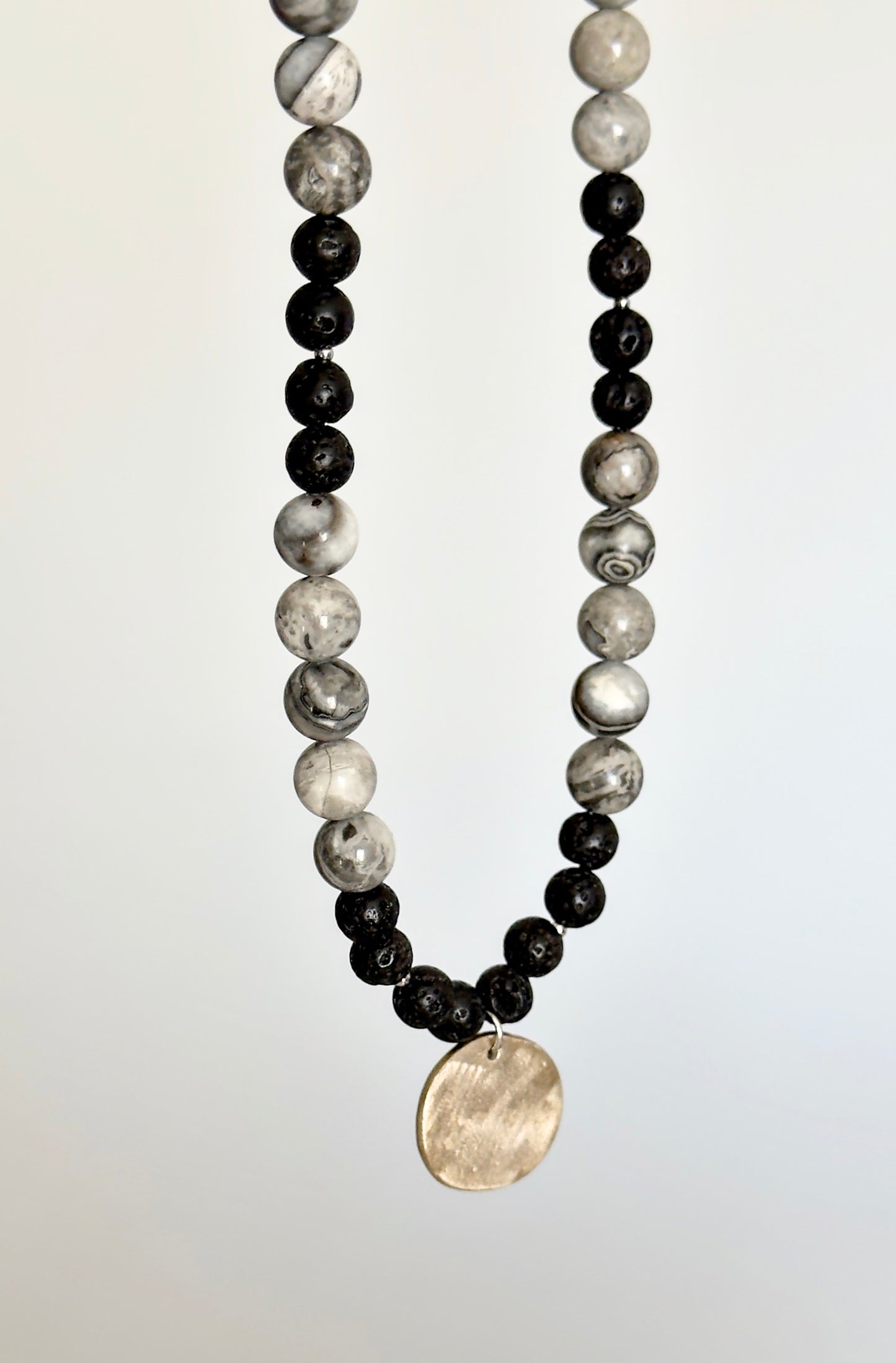 Collar para hombre con piedras naturales "Amo"