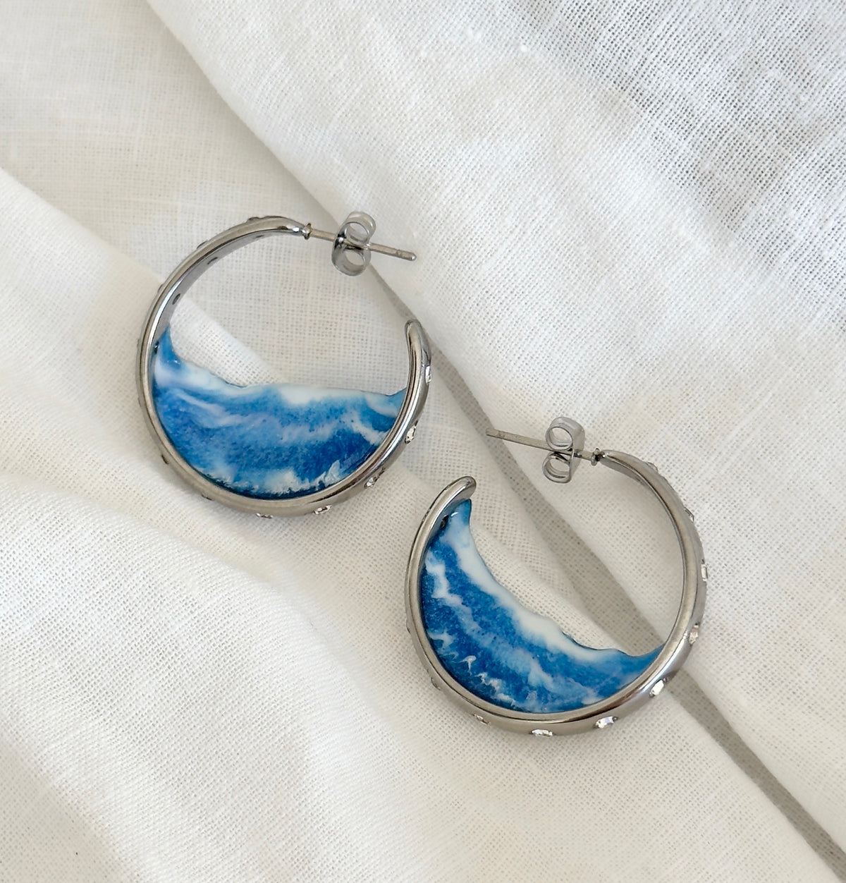 C-shaped earrings with the sea