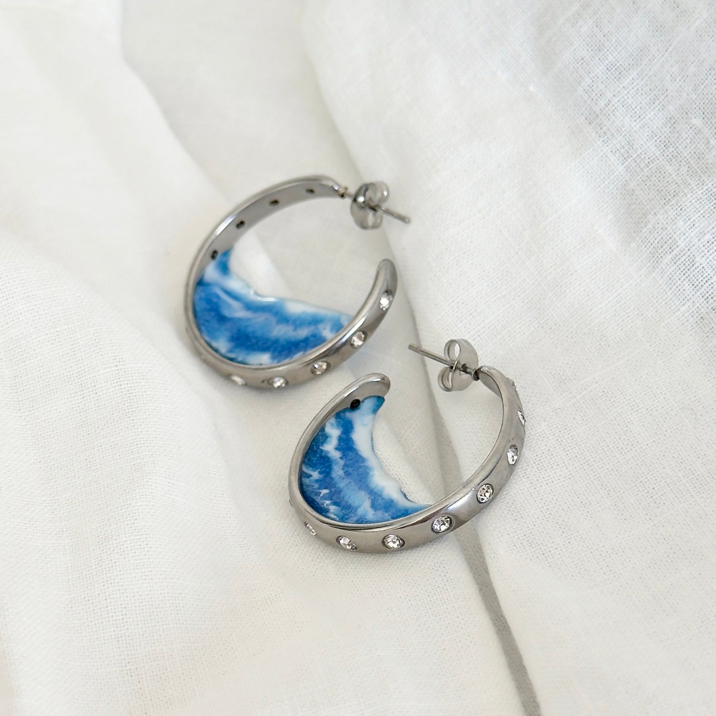 C-shaped earrings with the sea