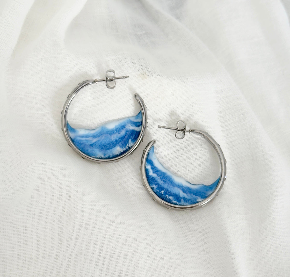 C-shaped earrings with the sea