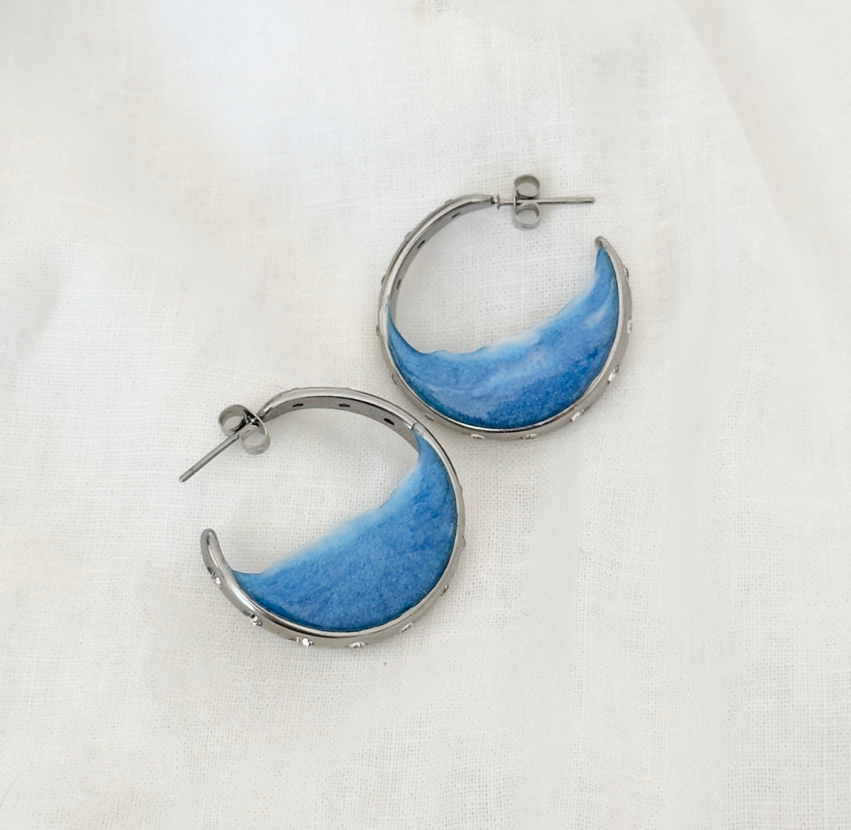 C-shaped earrings with the sea