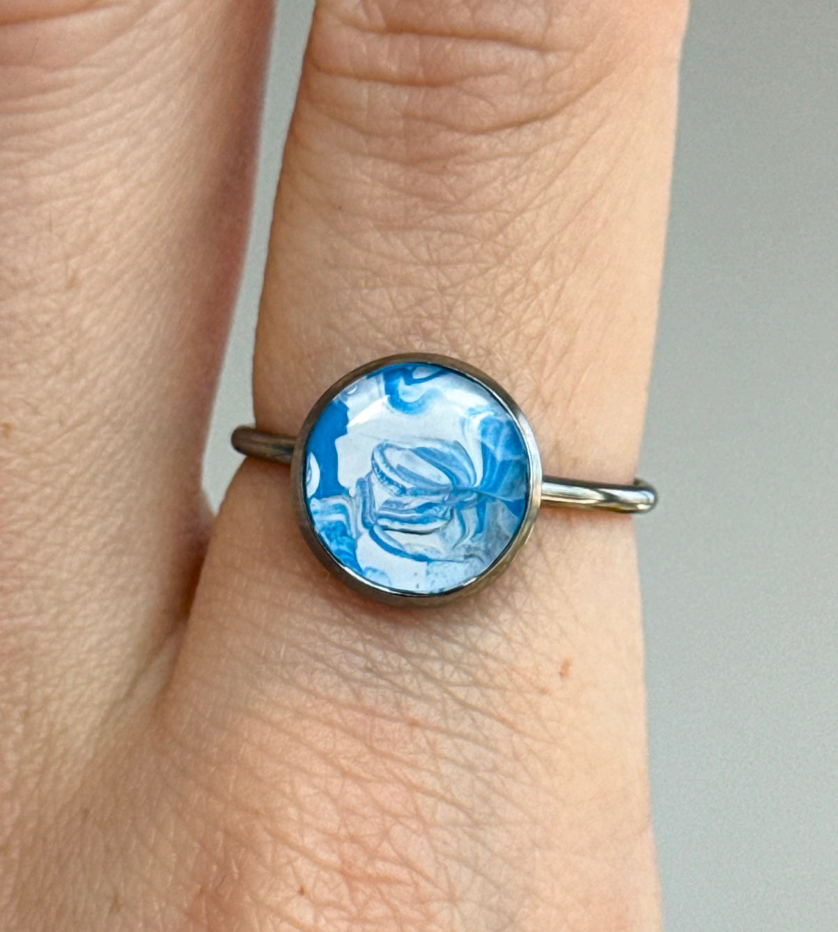 Anillo con diseño abstracto de acero inoxidable