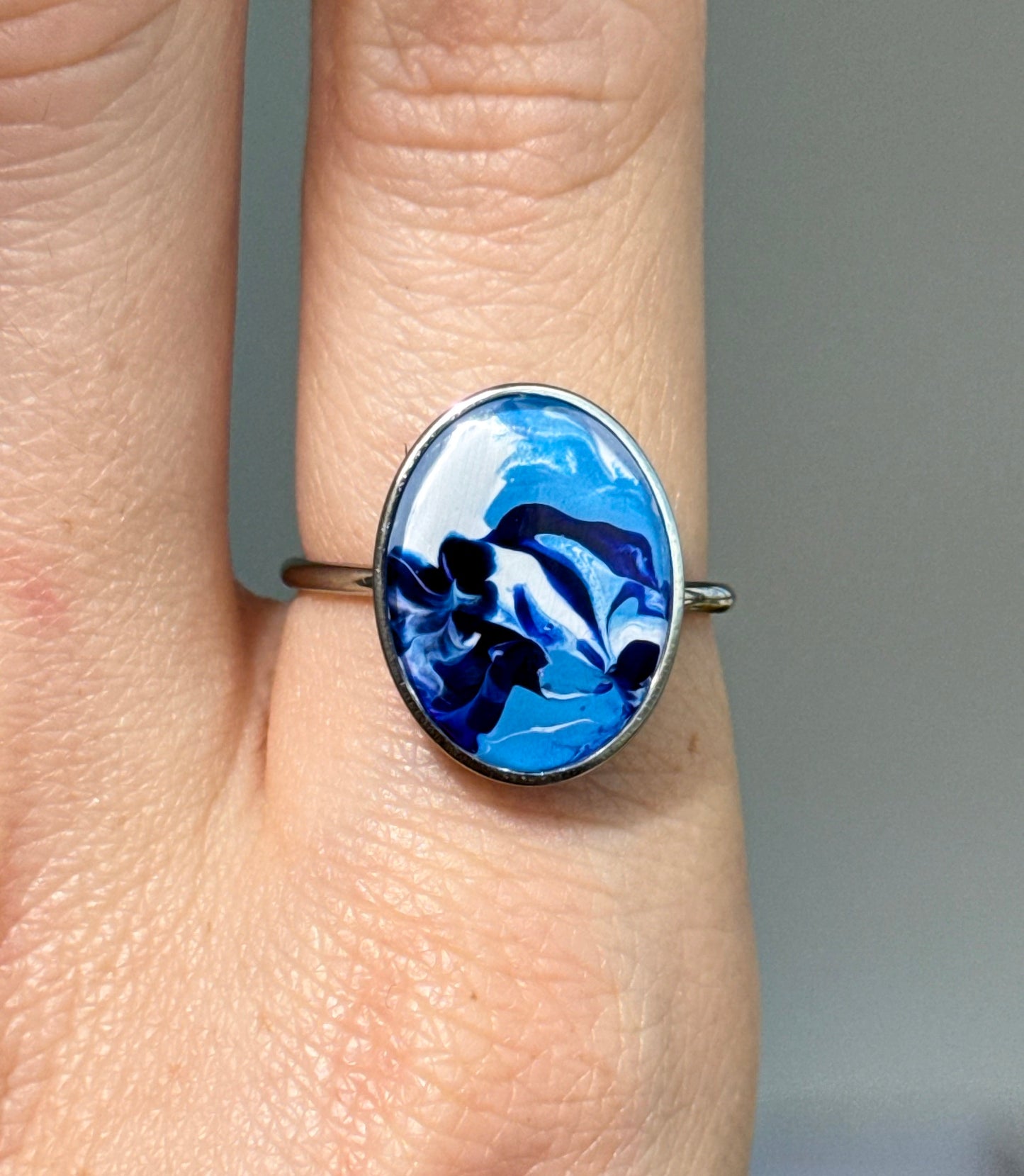 Anillo con diseño abstracto de acero inoxidable