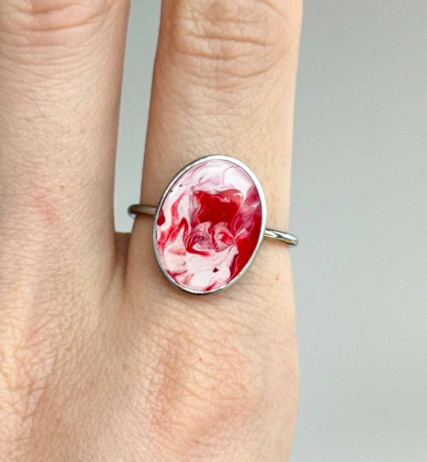 Anillo con diseño abstracto de acero inoxidable