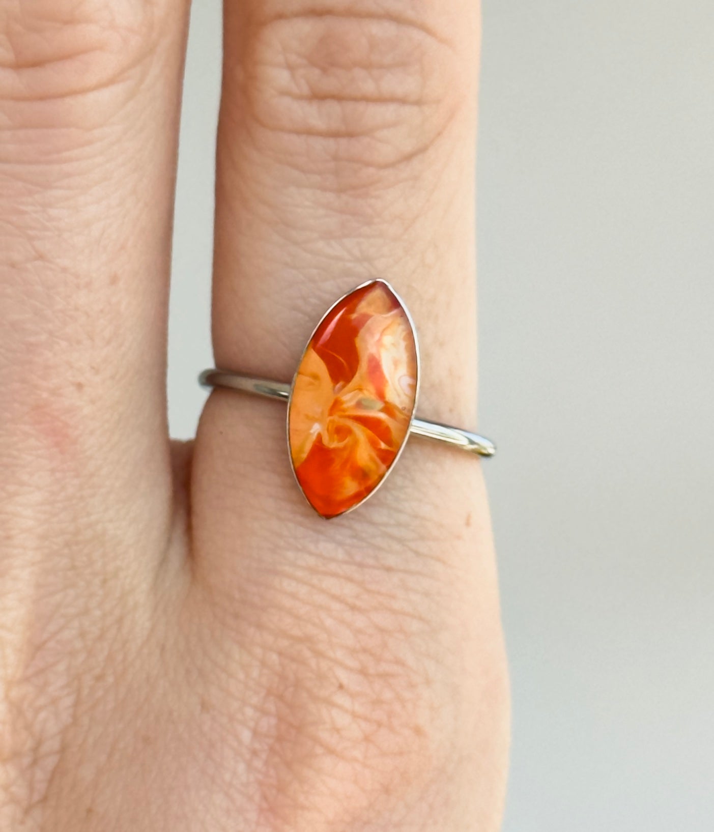 Anillo con diseño abstracto de acero inoxidable