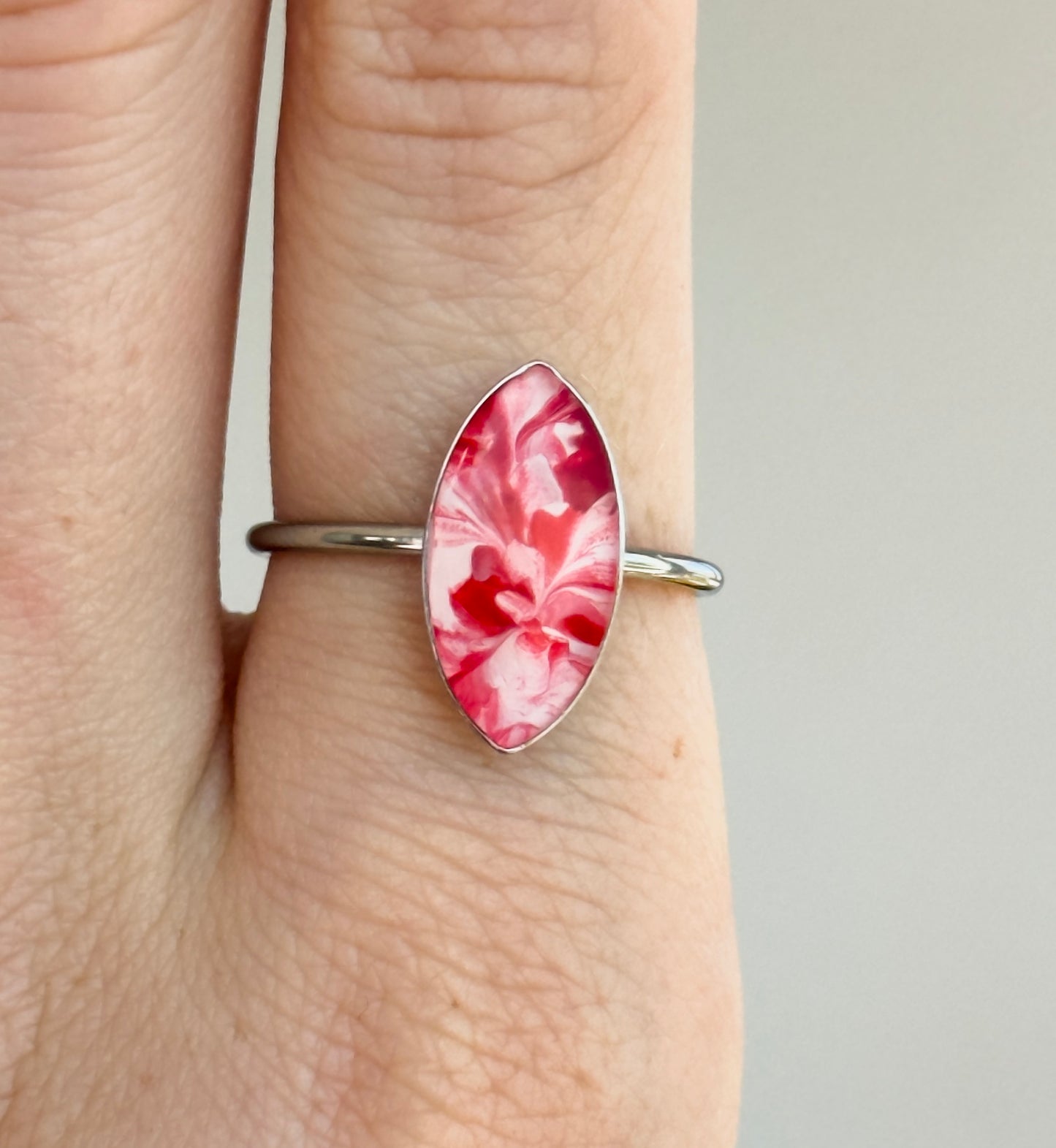 Anillo con diseño abstracto de acero inoxidable