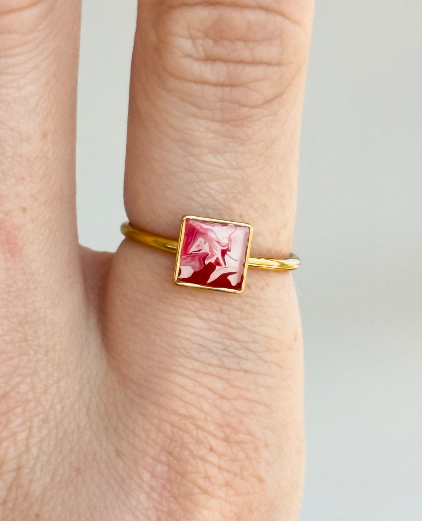 Anillo con diseño abstracto de acero inoxidable