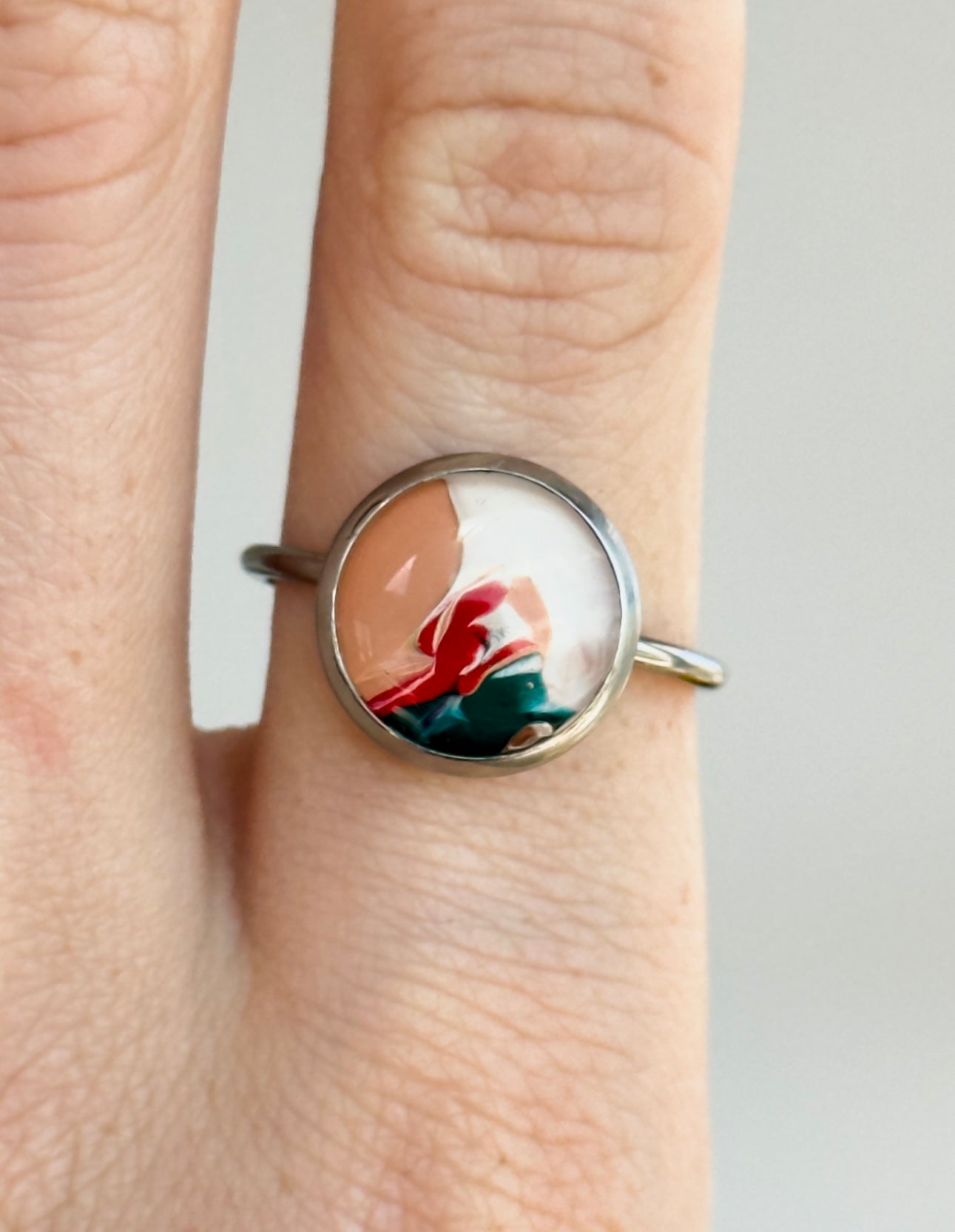 Anillo con diseño abstracto de acero inoxidable