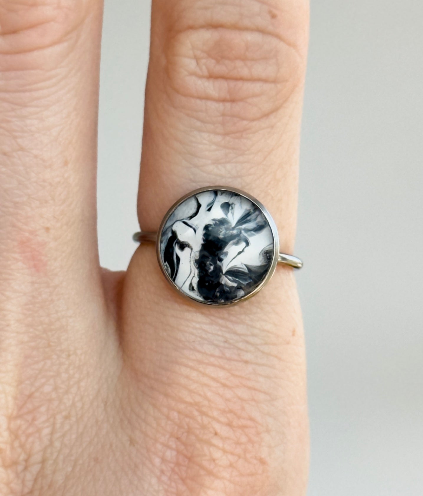 Anillo con diseño abstracto de acero inoxidable