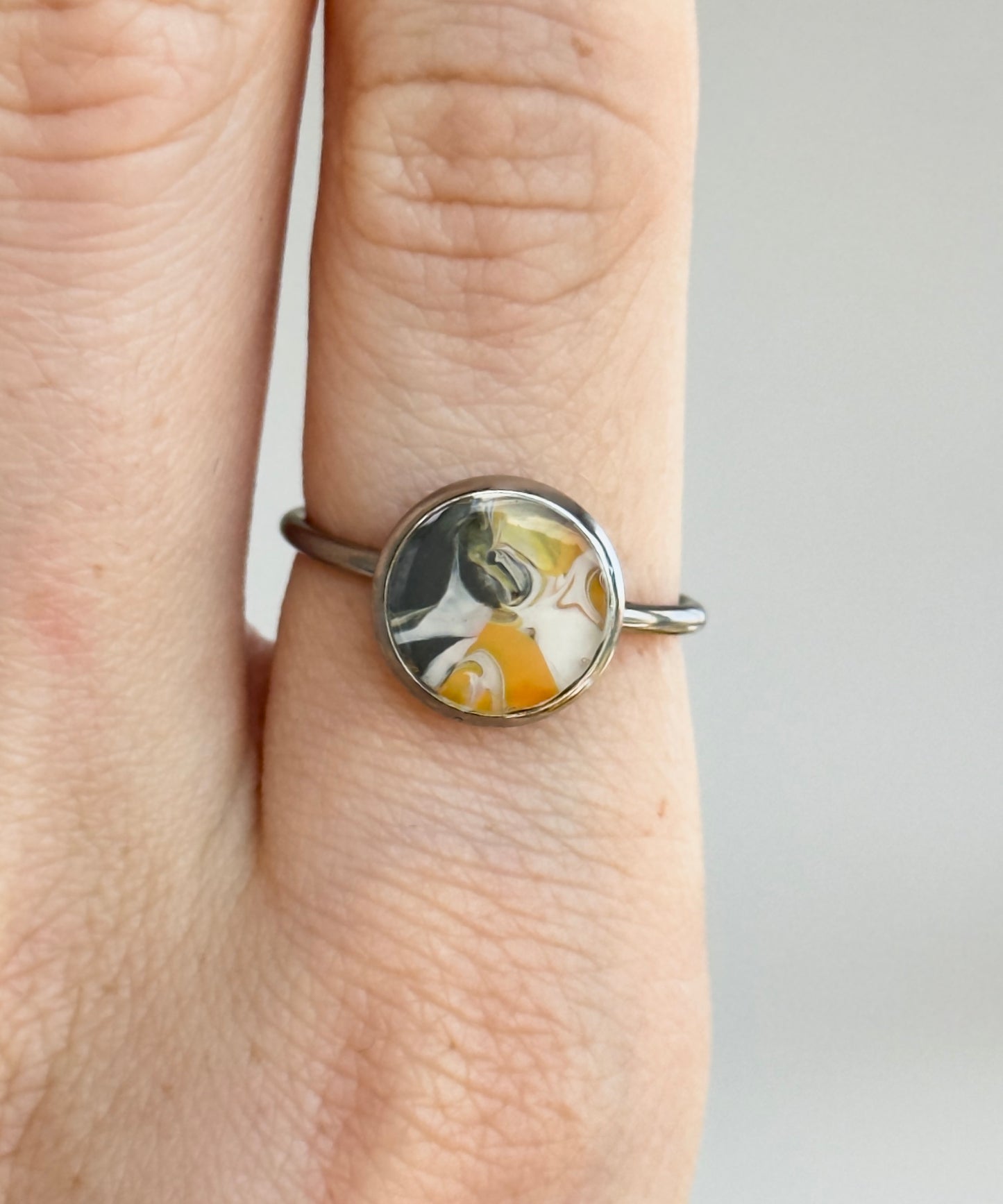 Anillo con diseño abstracto de acero inoxidable