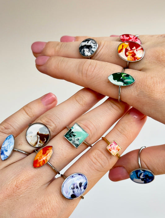 Anillo con diseño abstracto de acero inoxidable