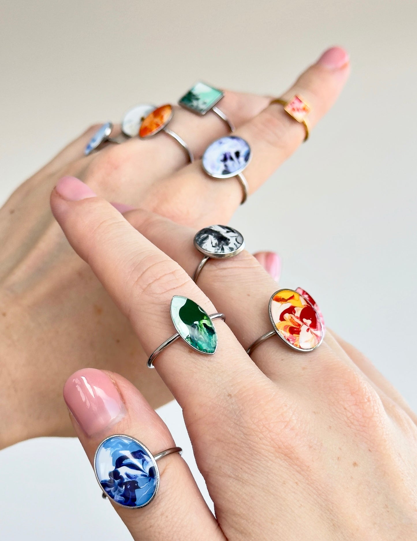 Anillo con diseño abstracto de acero inoxidable