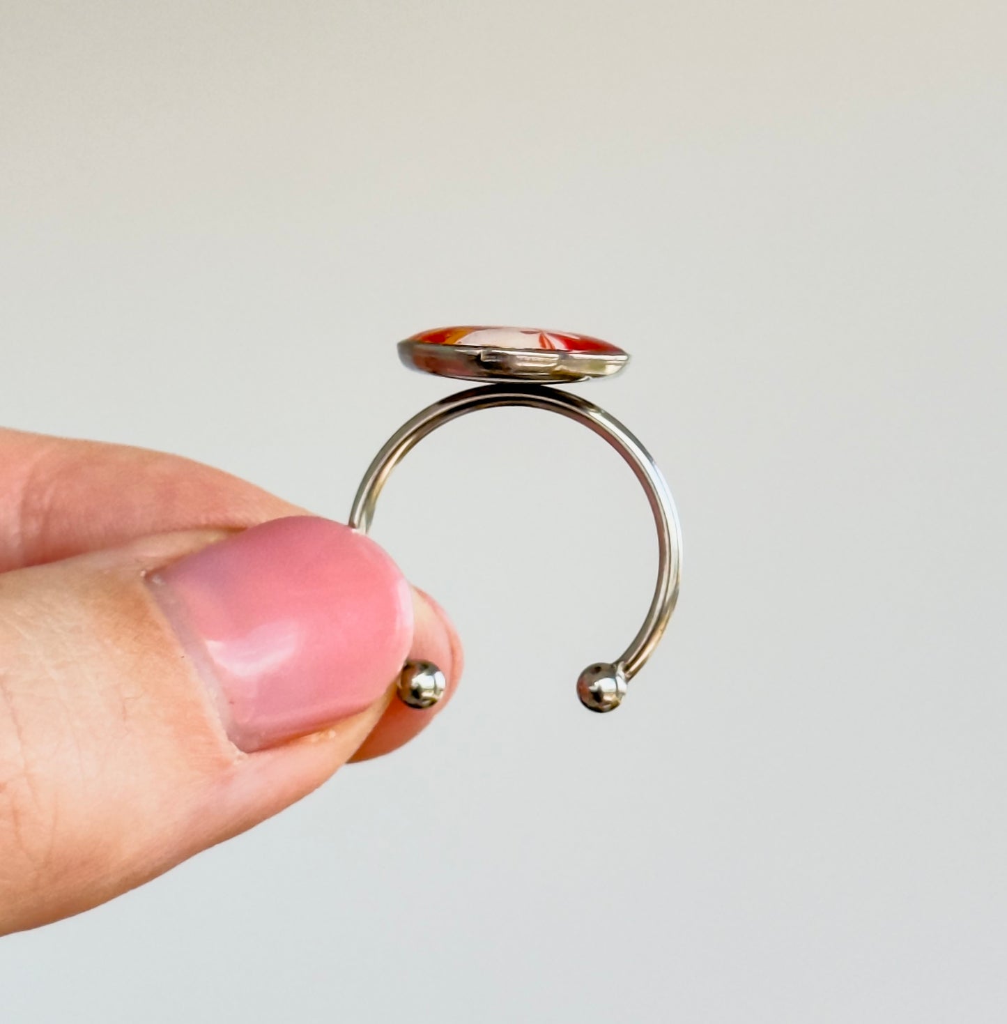 Anillo con diseño abstracto de acero inoxidable