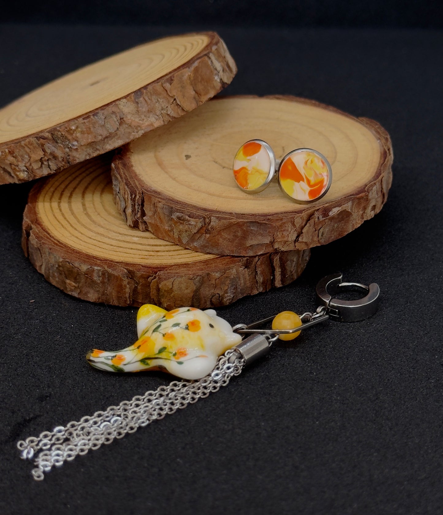 Asymmetrical earrings with a ray pendant