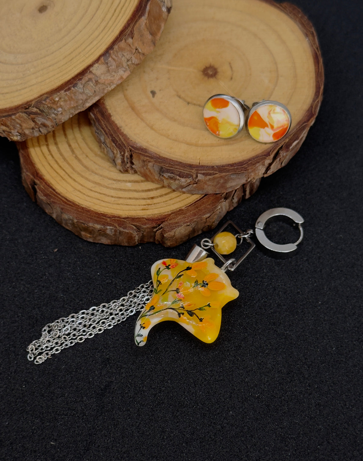 Asymmetrical earrings with a ray pendant