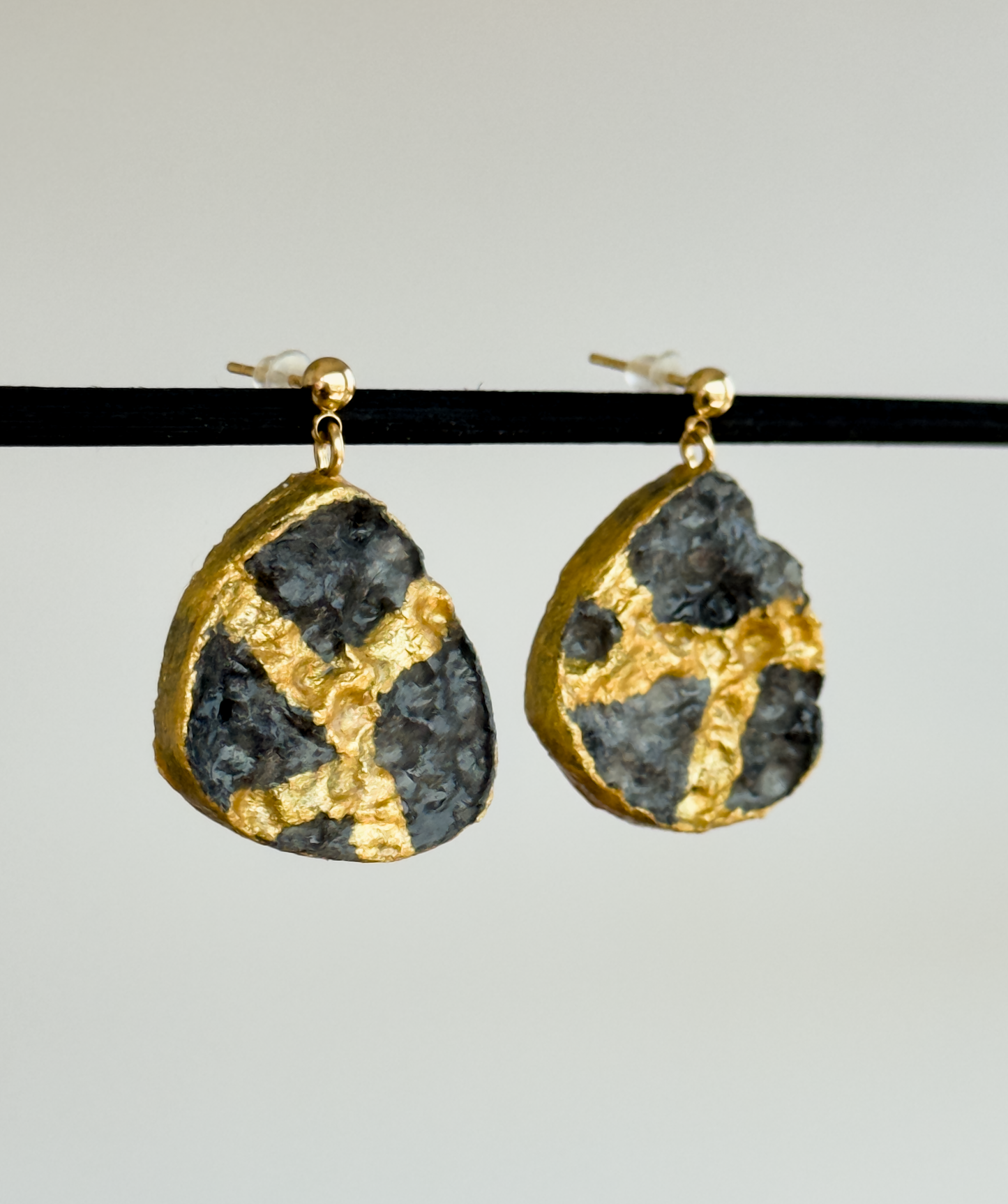 Pendientes de papel reciclado, pendientes dorados y grises, joyas ligeras de acero inoxidable