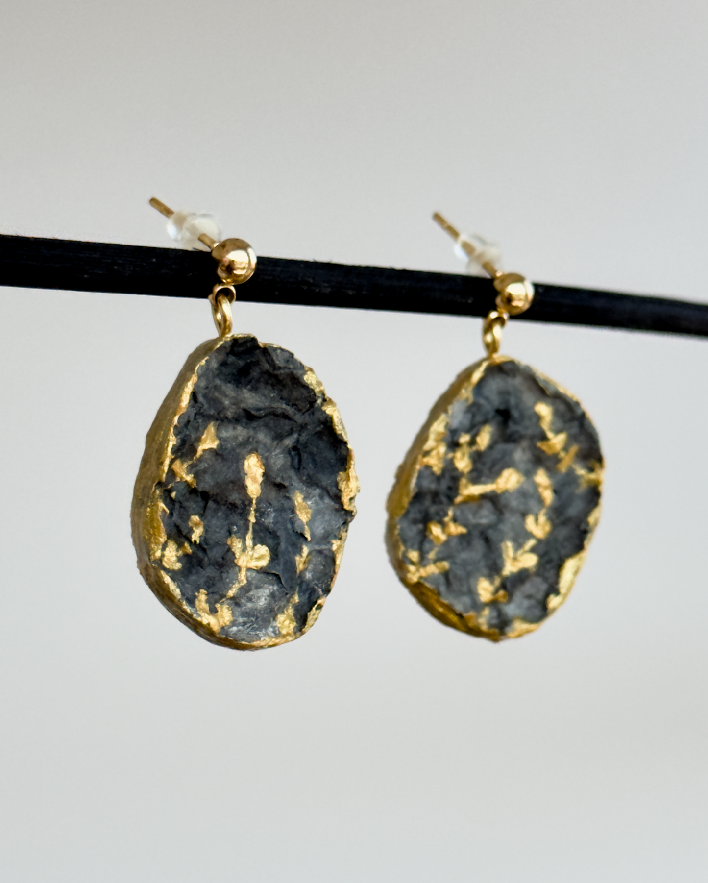 Pendientes de papel reciclado, pendientes dorados y grises, joyas ligeras de acero inoxidable