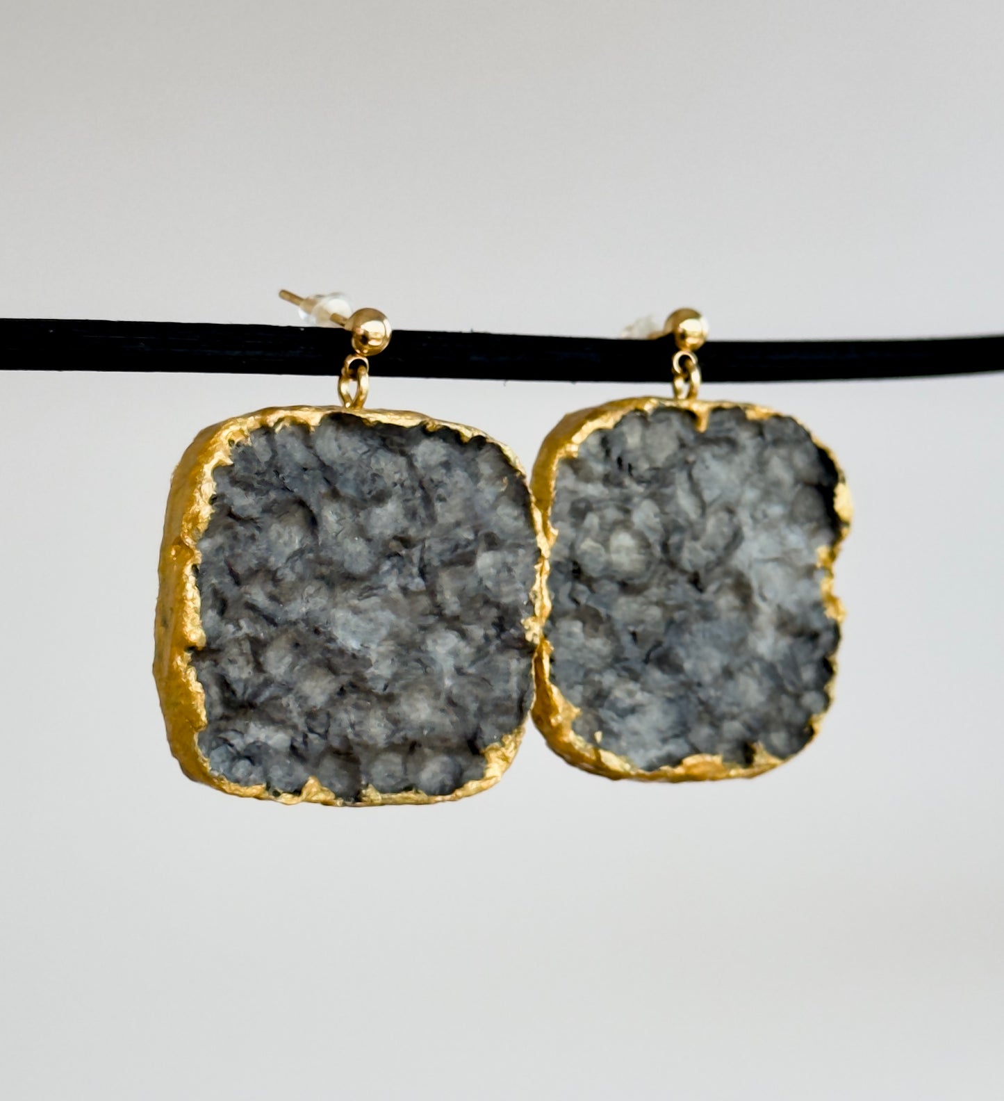 Pendientes de papel reciclado, pendientes dorados y grises, joyas ligeras de acero inoxidable