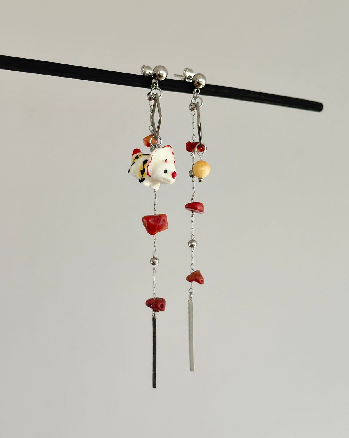 Pendientes largos de acero inoxidable con un dinosaurio y corales