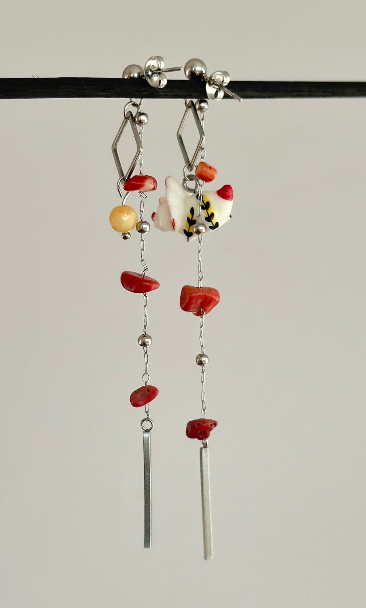 Pendientes largos de acero inoxidable con un dinosaurio y corales