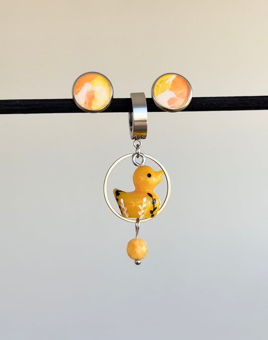 Juego asimétrico de pendientes con colgante en forma  de patito