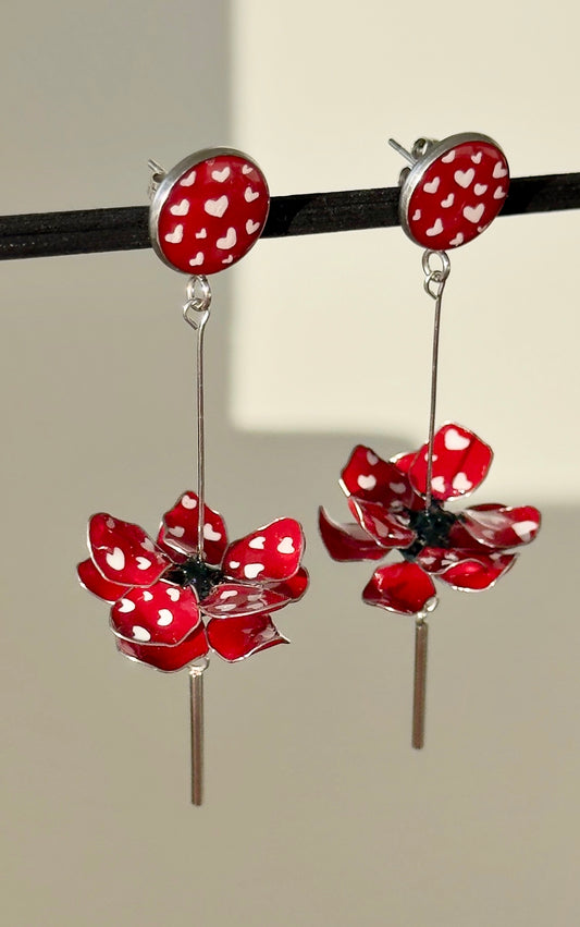 Pendientes largos con forma de flor de acero inoxidable; pendientes rojos con corazones de estilo retro