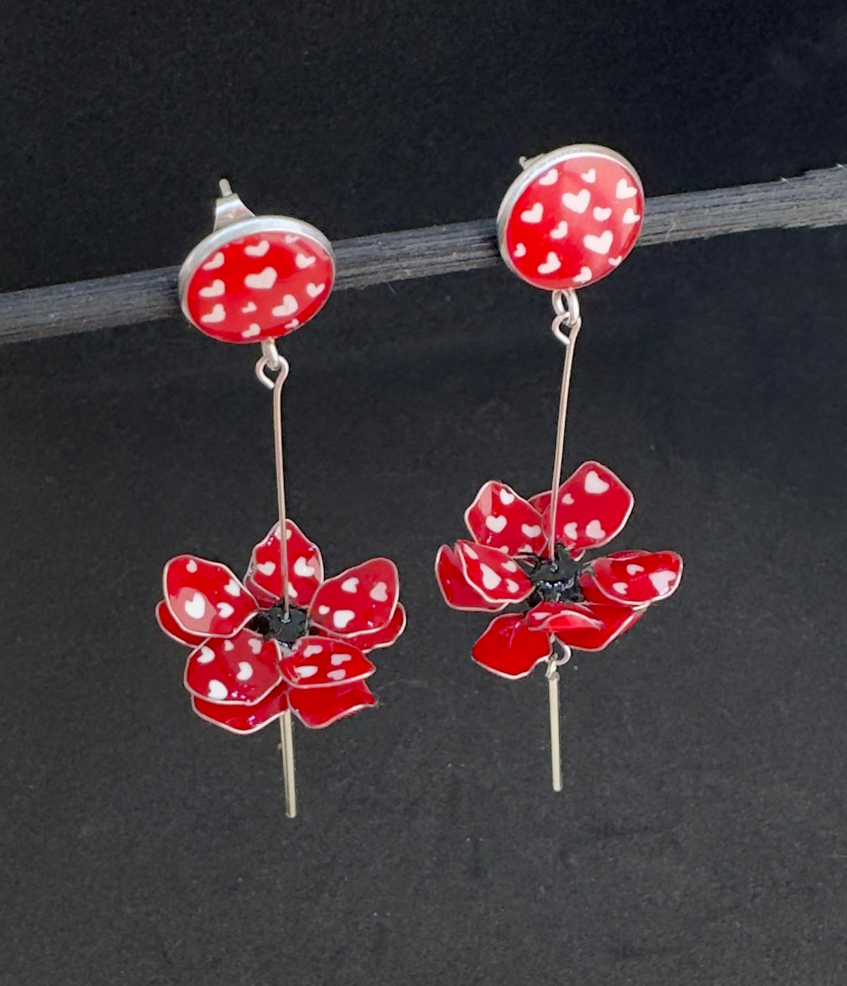 Pendientes largos con forma de flor de acero inoxidable; pendientes rojos con corazones de estilo retro