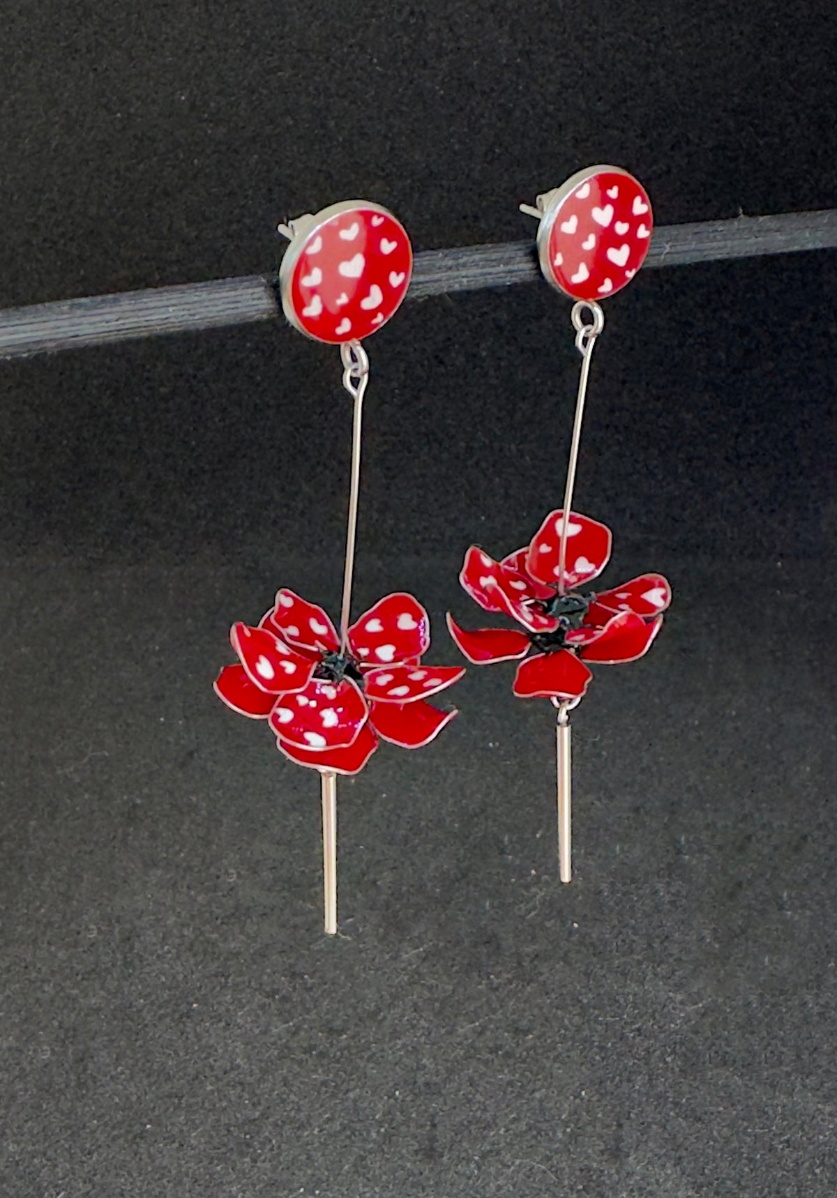 Pendientes largos con forma de flor de acero inoxidable; pendientes rojos con corazones de estilo retro