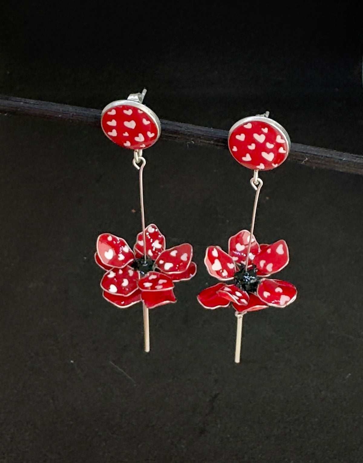 Pendientes largos con forma de flor de acero inoxidable; pendientes rojos con corazones de estilo retro