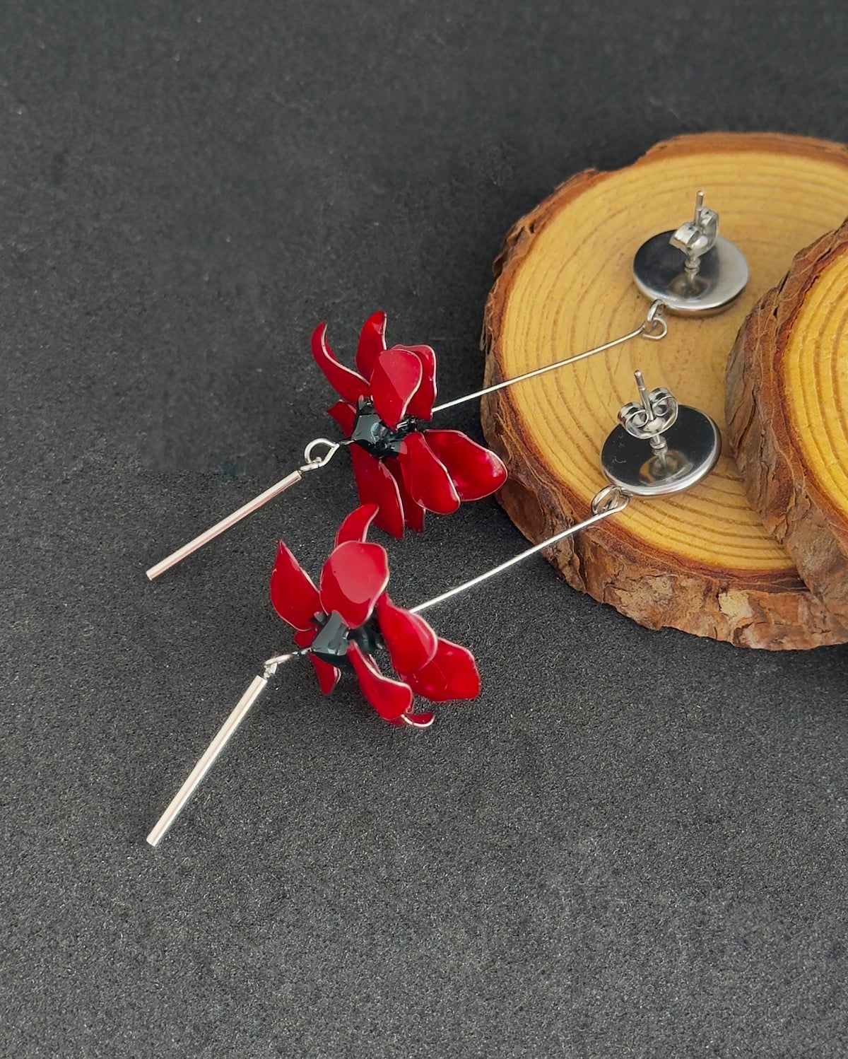 Pendientes largos con forma de flor de acero inoxidable; pendientes rojos con corazones de estilo retro