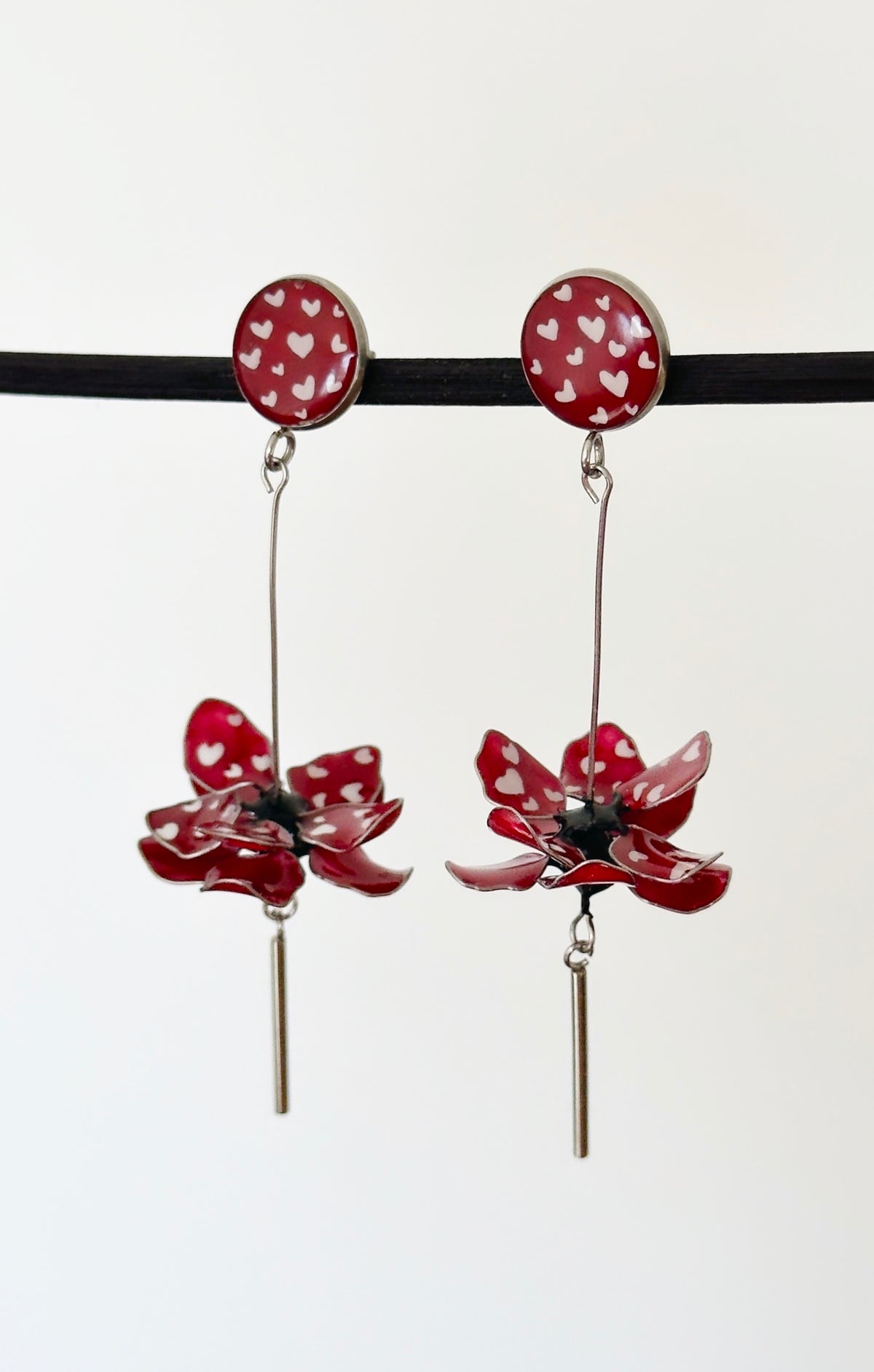 Pendientes largos con forma de flor de acero inoxidable; pendientes rojos con corazones de estilo retro