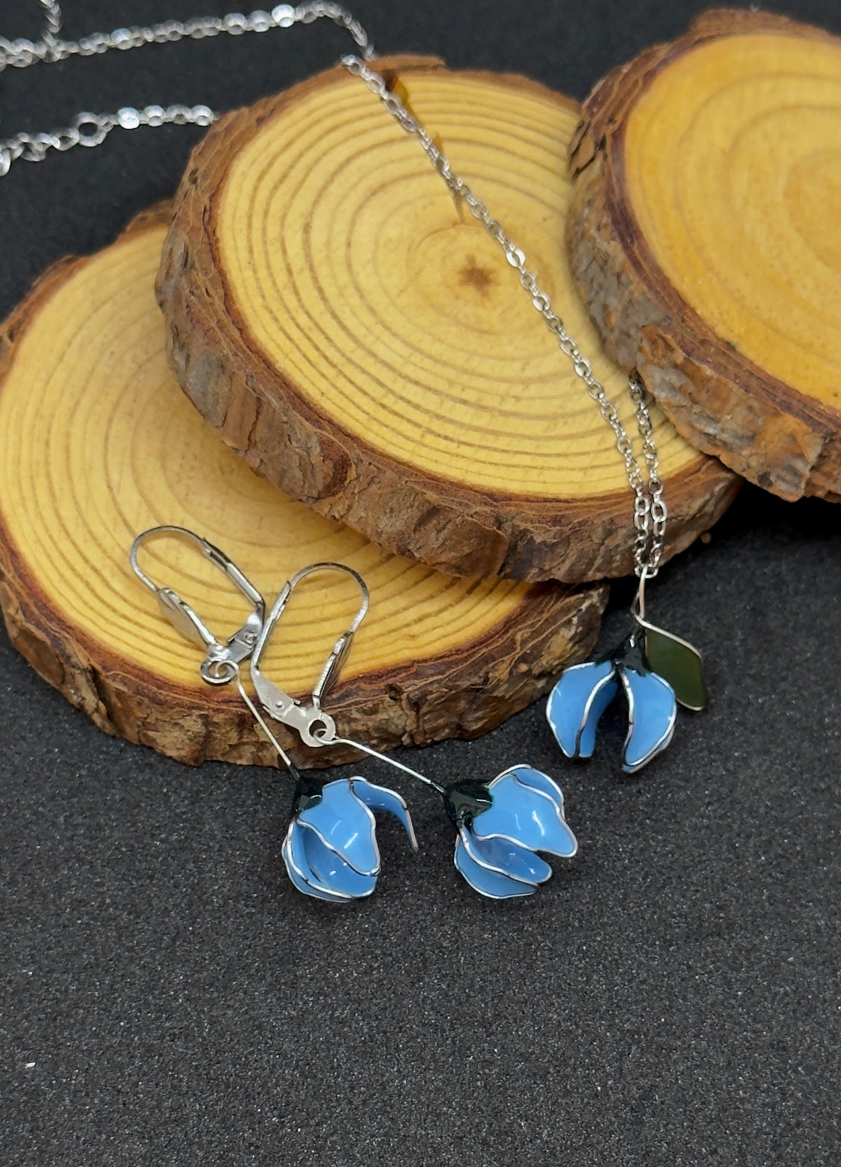 Conjunto: pendientes azules y colgante de acero inoxidable con forma de flores