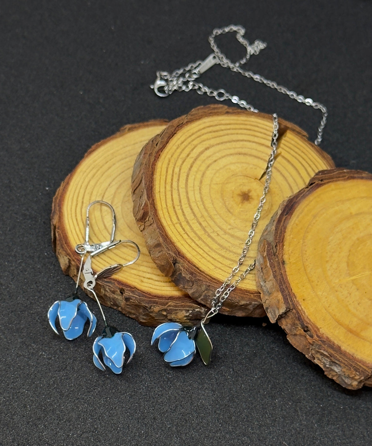 Conjunto: pendientes azules y colgante de acero inoxidable con forma de flores
