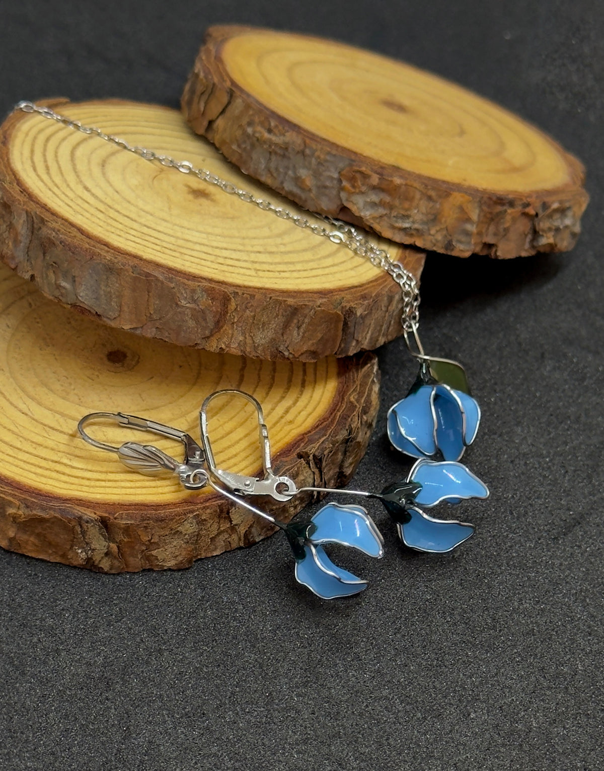 Conjunto: pendientes azules y colgante de acero inoxidable con forma de flores