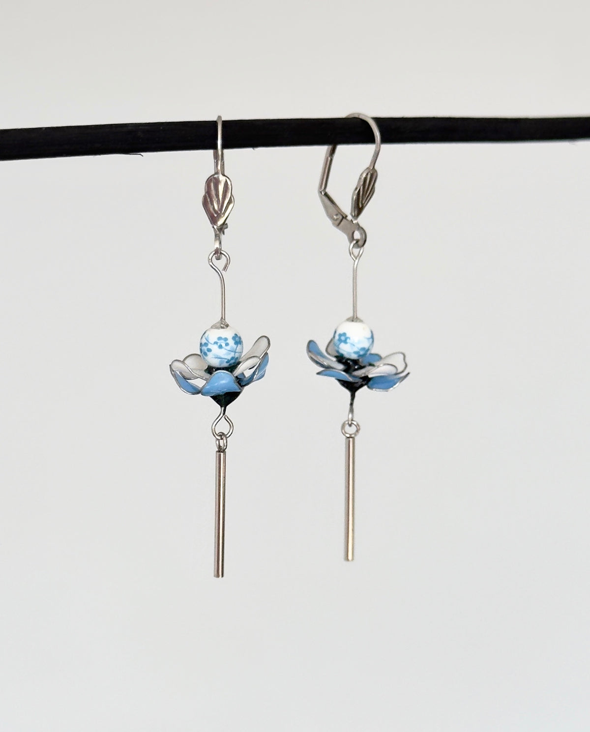 Pendientes de flores azules y blancas de acero inoxidable