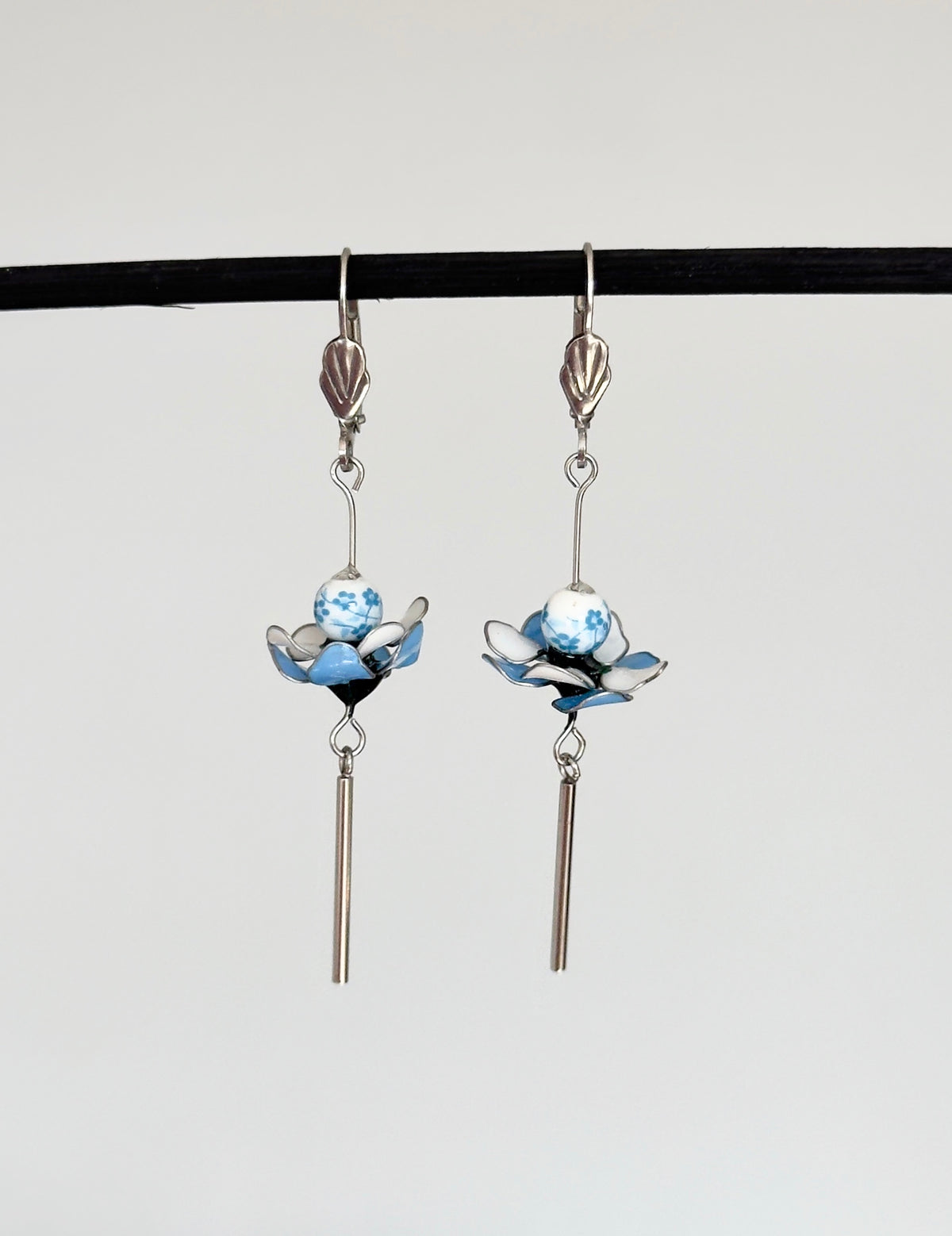 Pendientes de flores azules y blancas de acero inoxidable