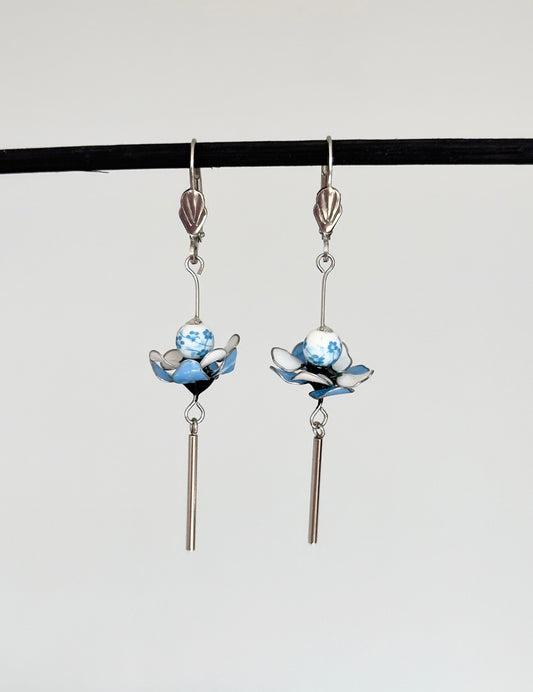 Pendientes de flores azules y blancas de acero inoxidable