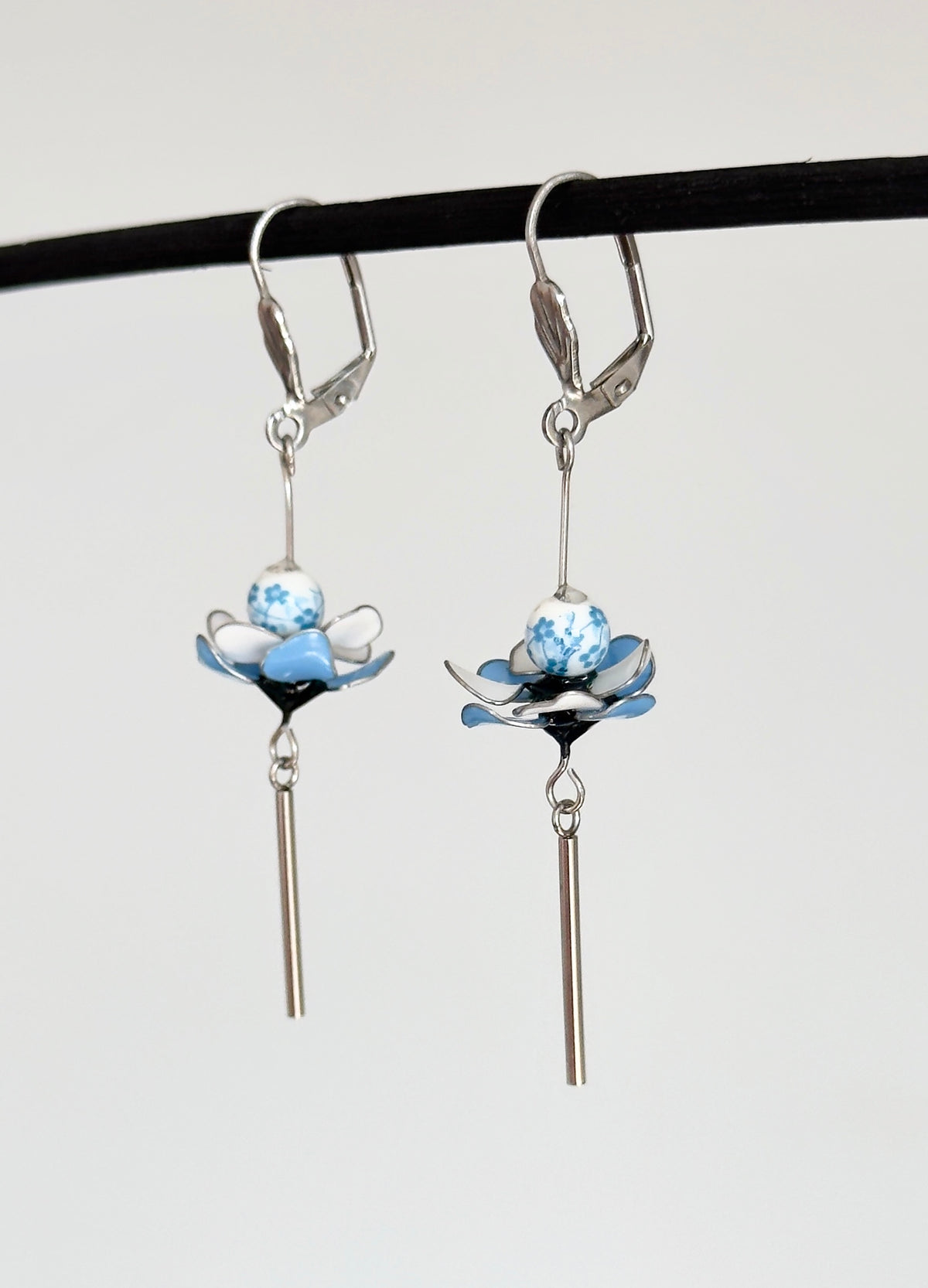 Pendientes de flores azules y blancas de acero inoxidable
