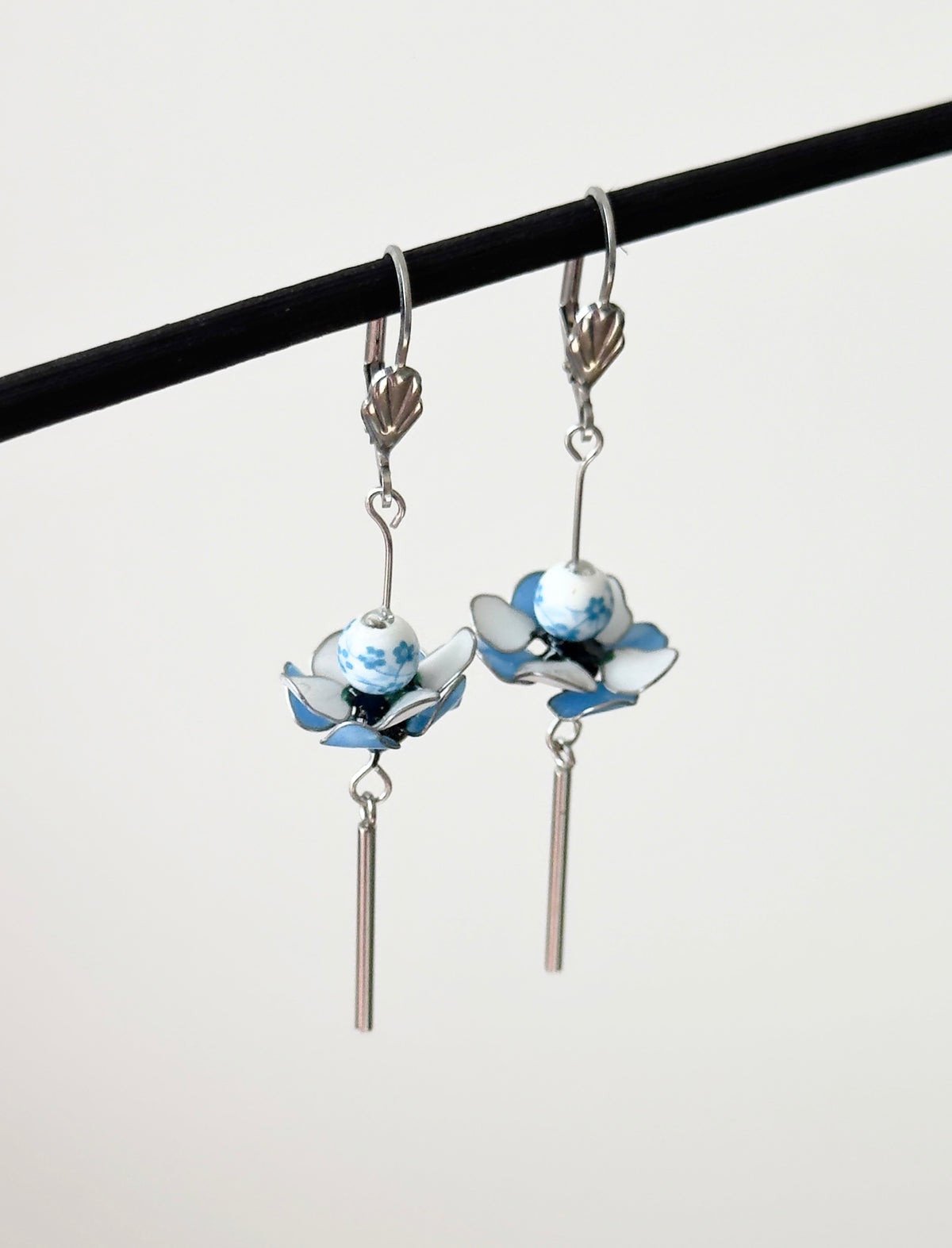 Pendientes de flores azules y blancas de acero inoxidable