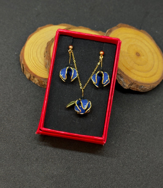 Conjunto: pendientes azules y colgante de acero inoxidable con forma de flores