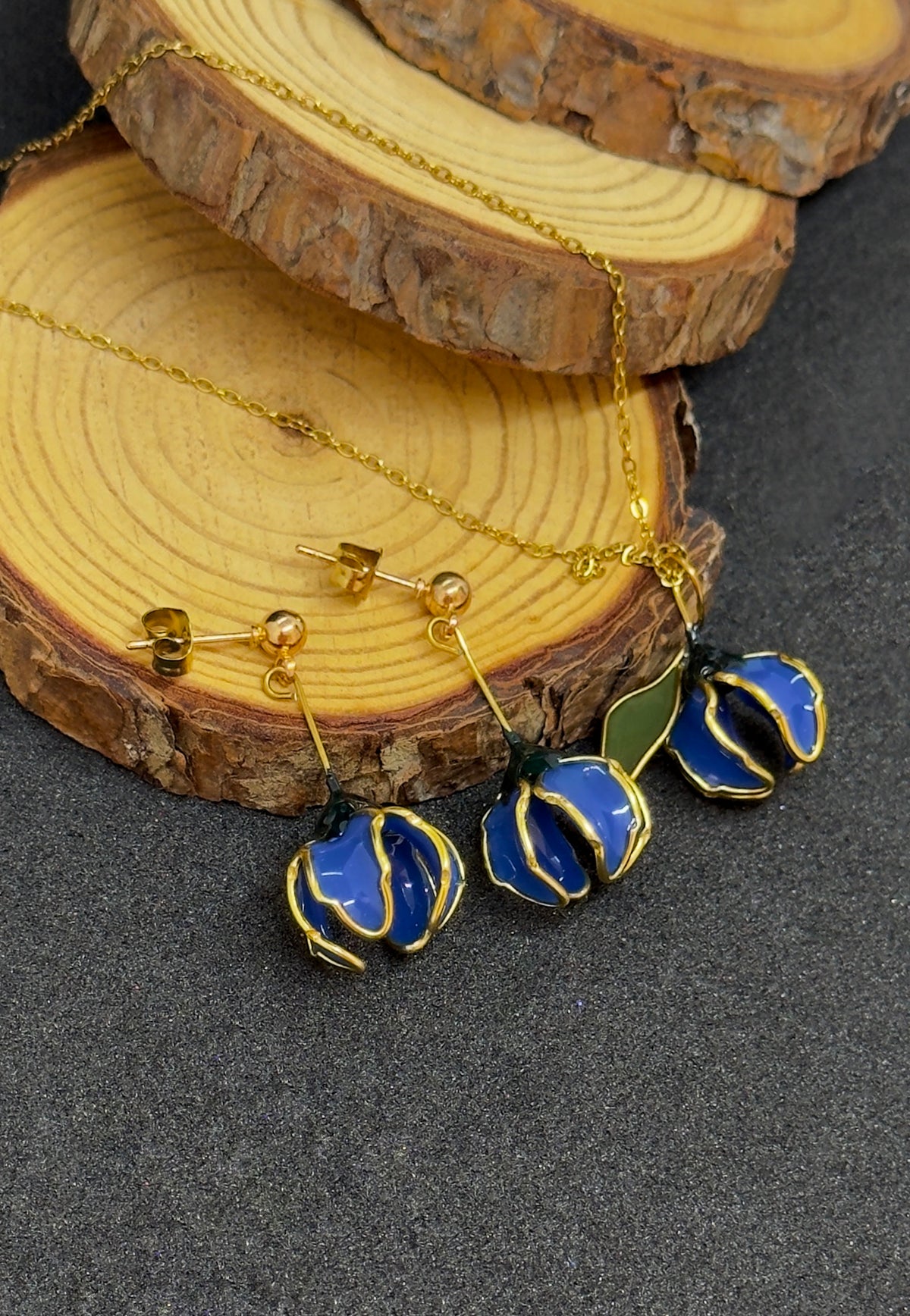 Conjunto: pendientes azules y colgante de acero inoxidable con forma de flores